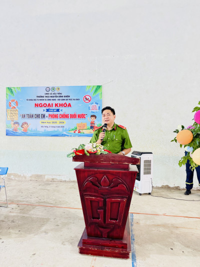 Báo cáo viên tuyên tuyền