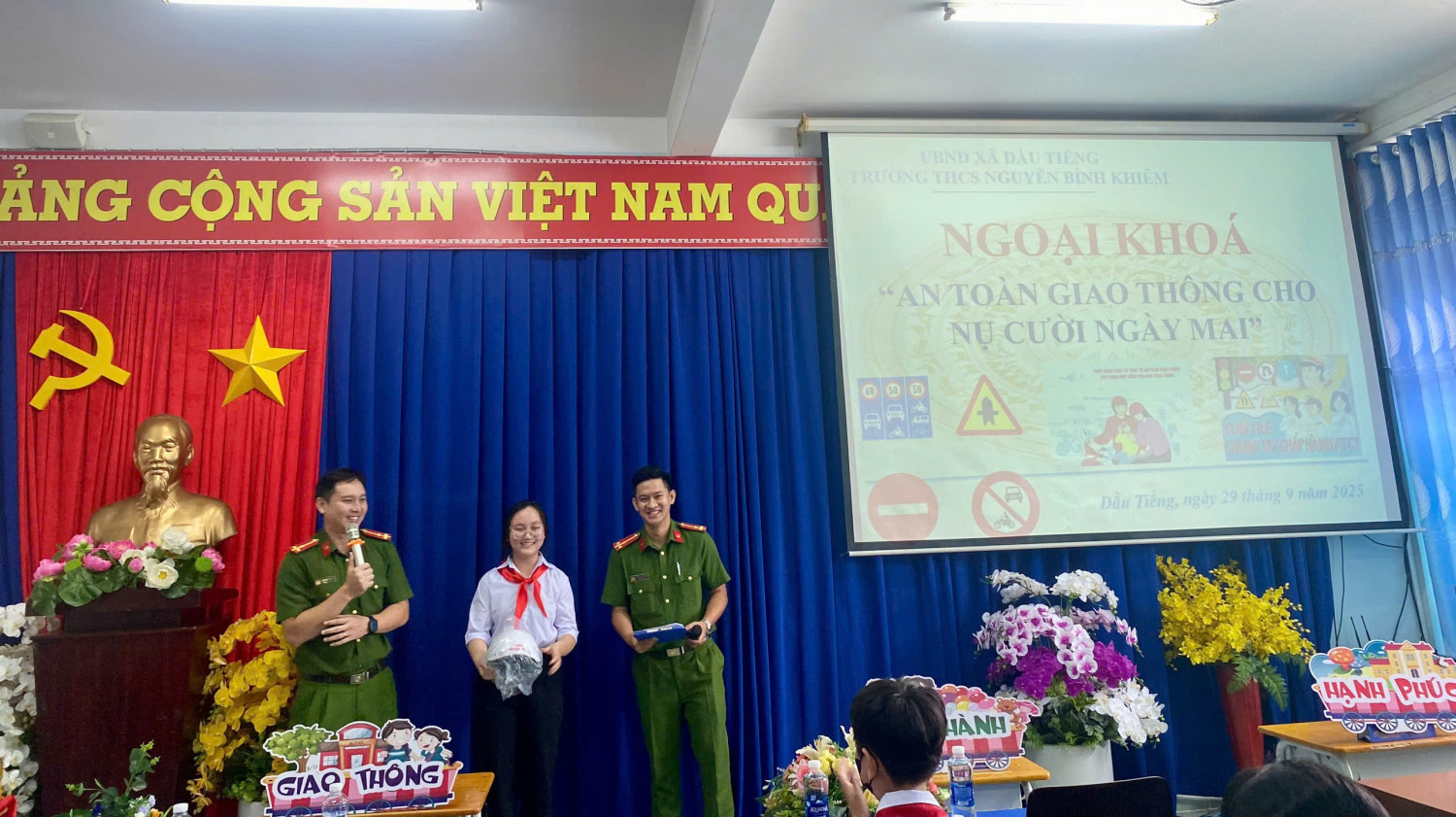 gen h hs nhận quà từ công an