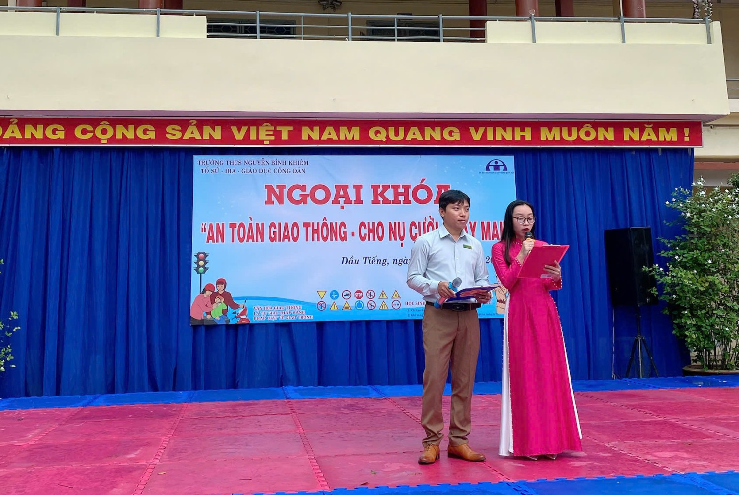 gen h MC sân trường
