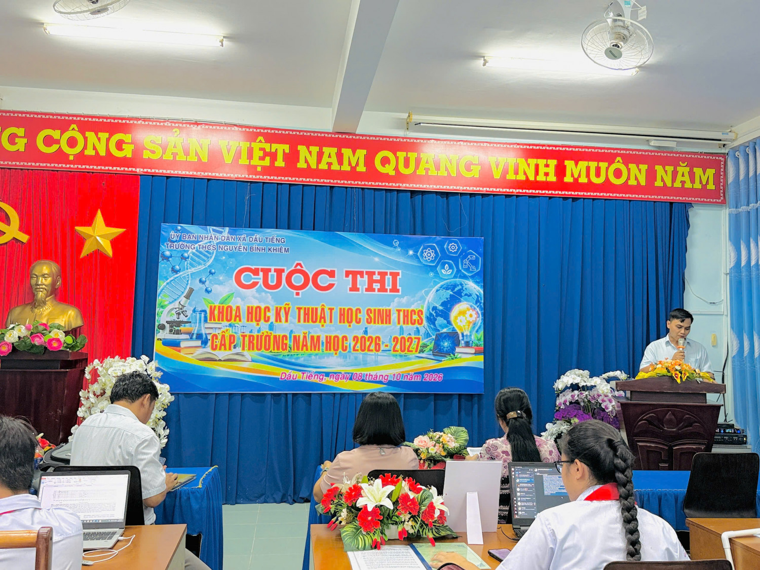 Khai mạc
